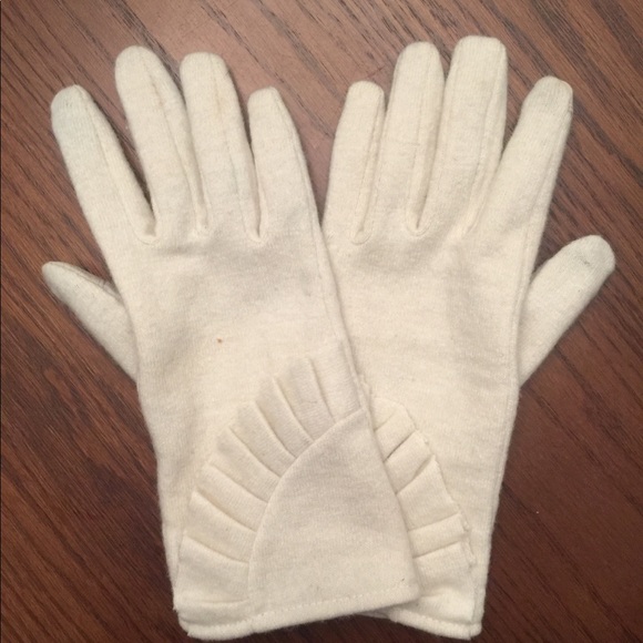 ❄️Tech Ruffle Gloves❄️ - Picture 1 of 7